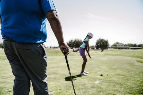 女人打高尔夫球的浅焦点摄影 · 免费素材图片