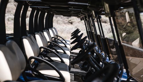 在白天的山坡附近的现代亚视的行 · 免费素材图片