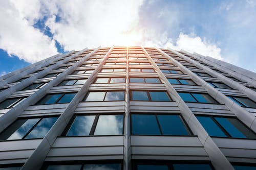 白色高层建筑的低角度照片 · 免费素材图片