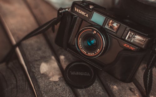 黑色yashica无镜相机的特写镜头 · 免费素材图片
