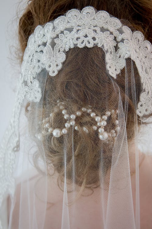 新娘穿着白色的花面纱 · 免费素材图片