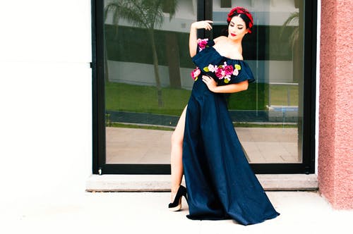 女人穿蓝色露肩连衣裙 · 免费素材图片