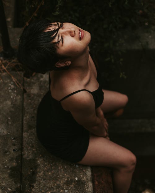 穿黑衣服的女人的照片 · 免费素材图片