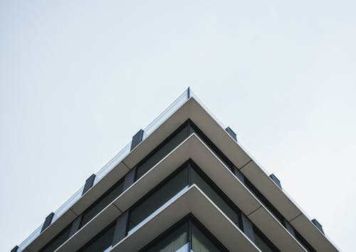 白色混凝土建筑的低角度照片 · 免费素材图片