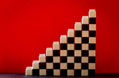 白色和黑色的方格砖玩具相互堆叠形成梯子 · 免费素材图片