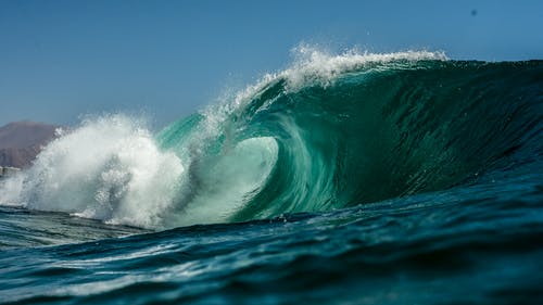 海浪在蓝色小时 · 免费素材图片
