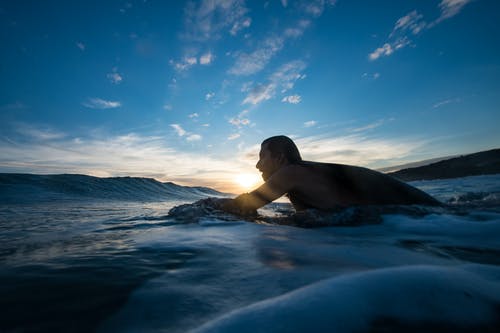 男子在蓝色小时冲浪 · 免费素材图片