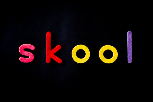 黄色，红色和紫色skool文本截图 · 免费素材图片