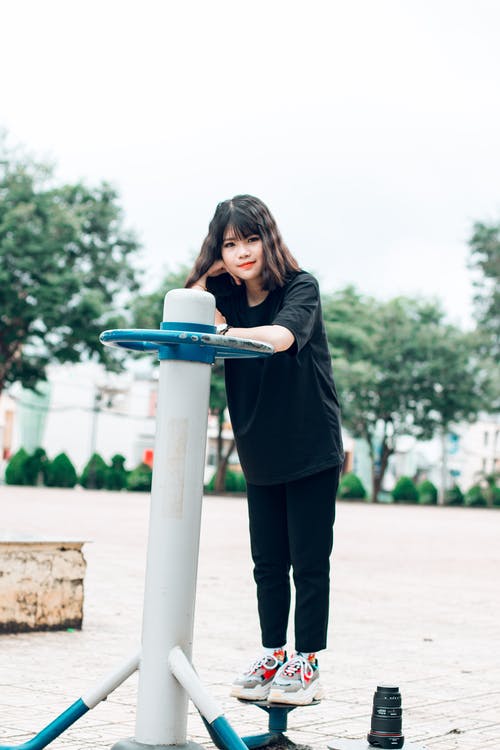 站在金属管上的女人 · 免费素材图片