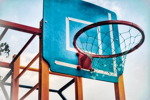 蓝色和棕色篮球架 · 免费素材图片