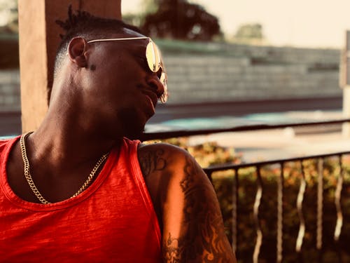 男子躺在他的头回 · 免费素材图片