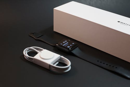 白色盒子旁边的apple Watch · 免费素材图片