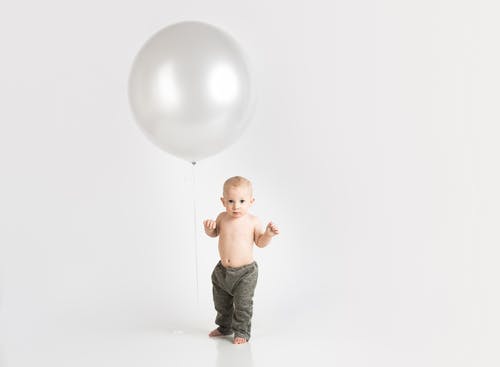 婴儿穿灰色裤子照片 · 免费素材图片