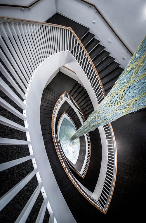 黑白螺旋楼梯的照片 · 免费素材图片
