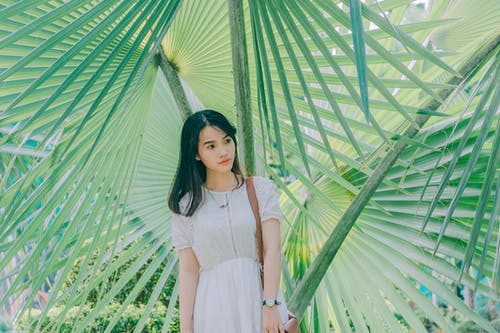 站在树旁边的女人 · 免费素材图片