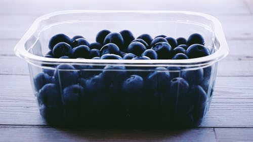 蓝莓在塑料容器中 · 免费素材图片