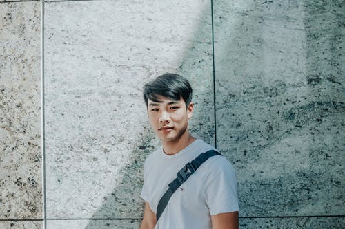 白色圆领t恤的男人 · 免费素材图片