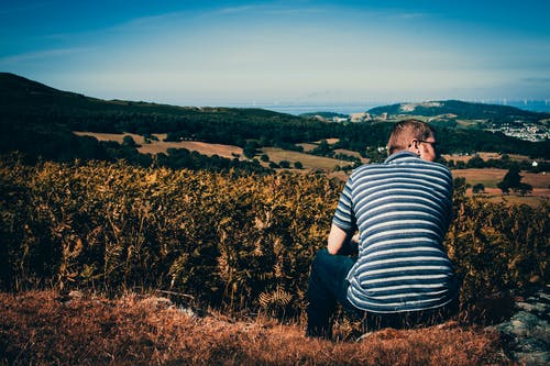 男子坐 · 免费素材图片