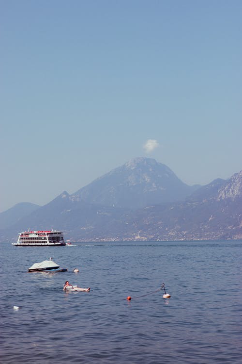 水体上的女人 · 免费素材图片