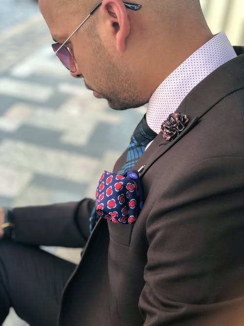 坐在马路中间的人 · 免费素材图片