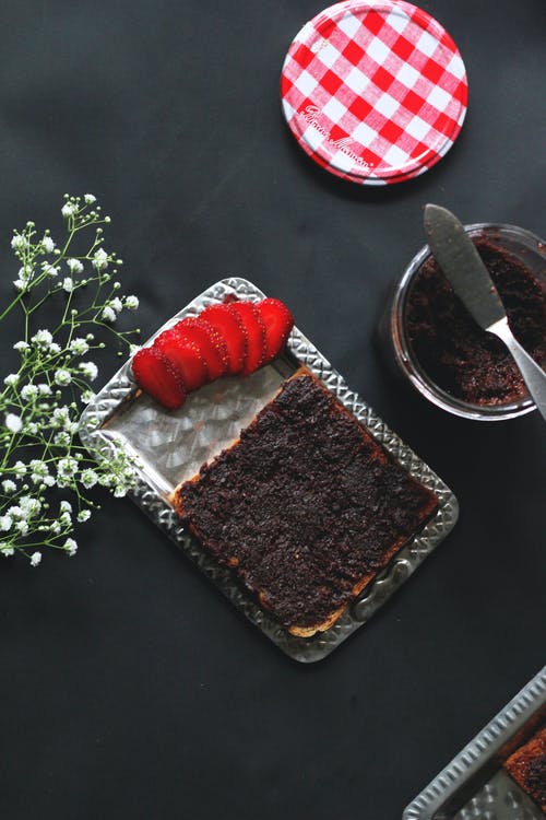 灰色钢托盘上的烤的糕点 · 免费素材图片