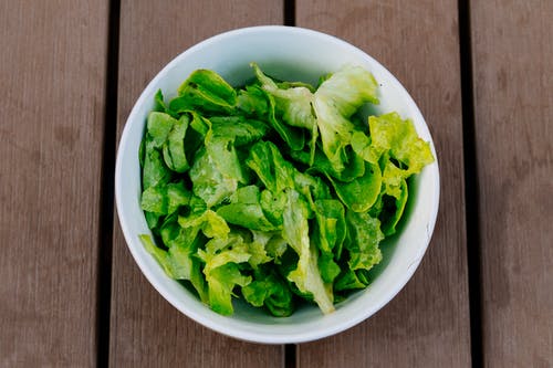 白碗绿色蔬菜 · 免费素材图片