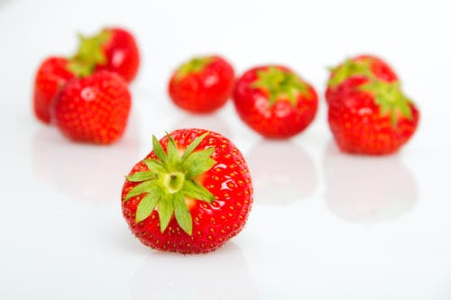草莓在白色的表面上一堆 · 免费素材图片
