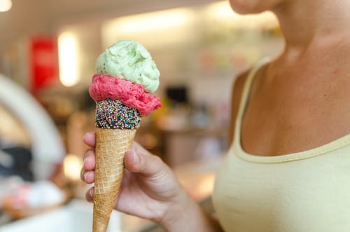 持有不同口味的冰淇淋的人 · 免费素材图片
