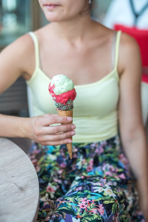 女人控股冰淇淋 · 免费素材图片