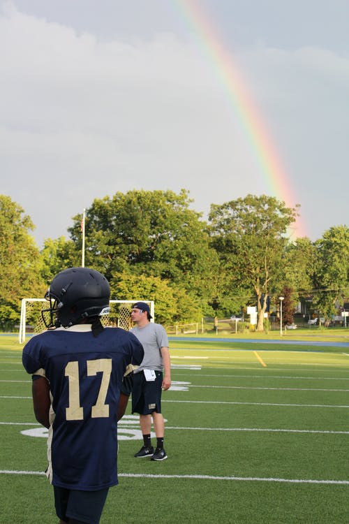 黑色和白色球衣衬衫踢足球的人 · 免费素材图片
