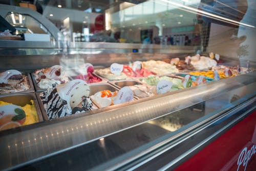 冷冻机内的冰淇淋各式各样 · 免费素材图片