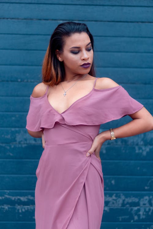 站在蓝墙附近的女人 · 免费素材图片