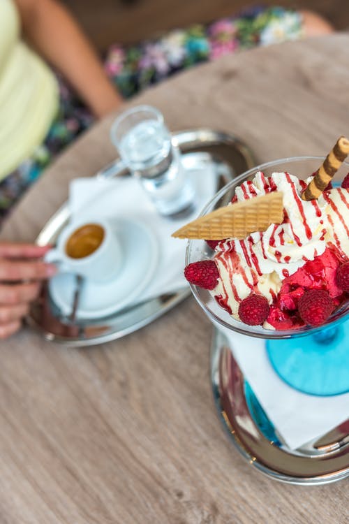 草莓甜点冰淇淋 · 免费素材图片