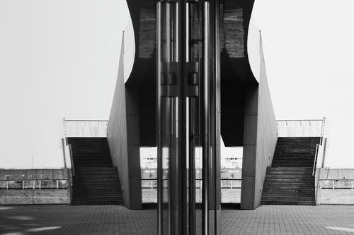 建筑拍摄的灰度照片 · 免费素材图片