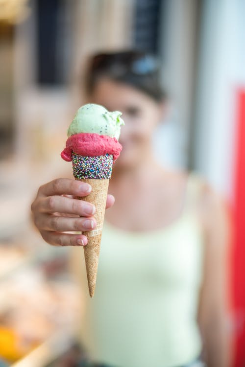 冰淇淋在圆锥照片上的浅焦点 · 免费素材图片