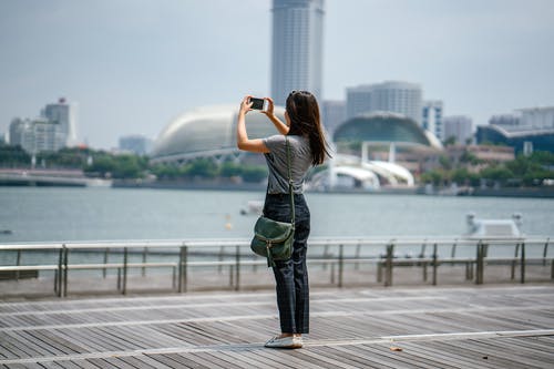 女人站拍照的风景 · 免费素材图片