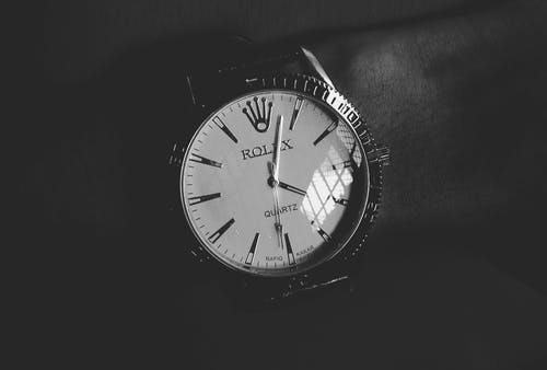 圆形白色银色劳力士模拟手表显示4:03时间 · 免费素材图片