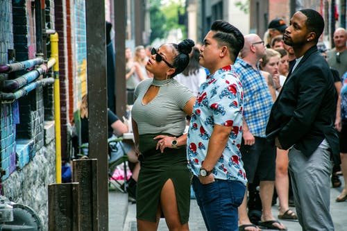 站在大楼前的人们 · 免费素材图片