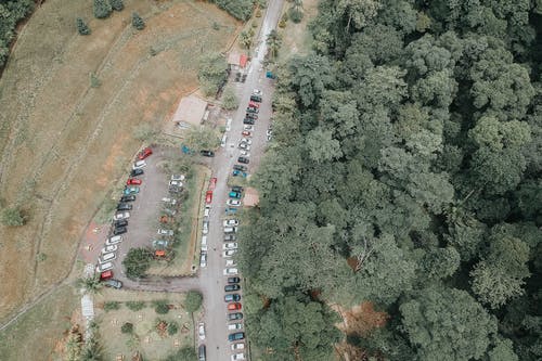 树木附近停车场的鸟瞰图摄影 · 免费素材图片