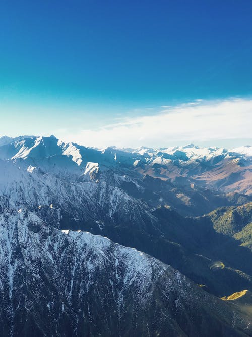 空中摄影的白雪覆盖的山 · 免费素材图片