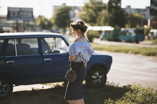 女人走在轿车附近 · 免费素材图片