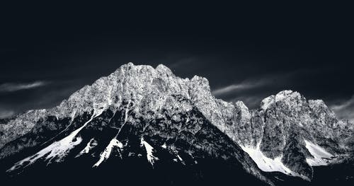 山脉的灰度摄影 · 免费素材图片