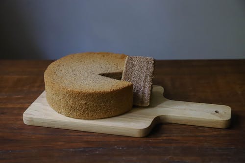 棕色木砧板上的蛋糕 · 免费素材图片