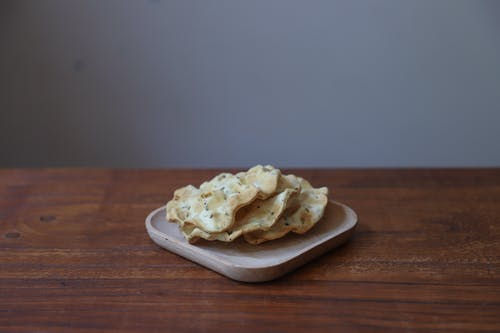 木制表面托盘上的糕点 · 免费素材图片