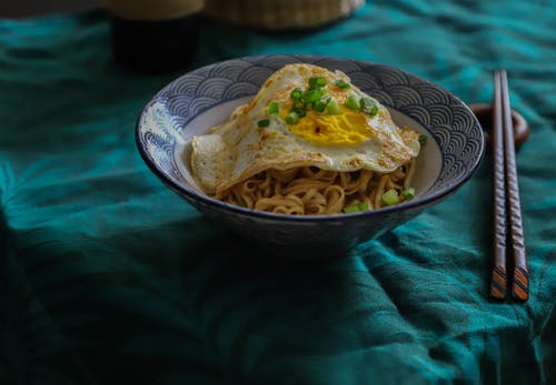 碗面条，鸡蛋面朝上 · 免费素材图片