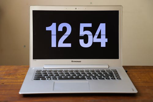 12:54开启的银色lenovo笔记本电脑显示时钟 · 免费素材图片