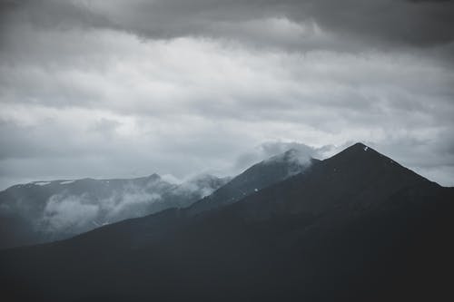 多云的天空下山的风景 · 免费素材图片