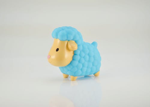 蓝色和黄色的绵羊塑料玩具 · 免费素材图片