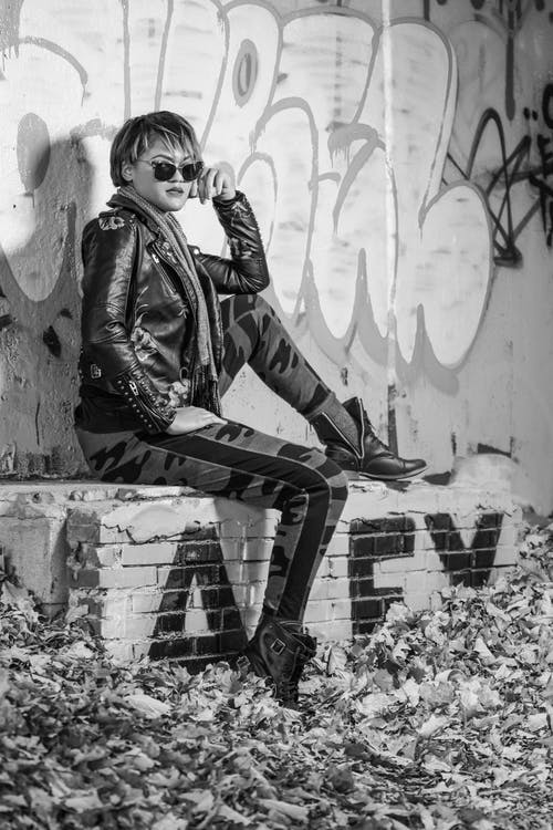 女人坐在混凝土上的灰度照片 · 免费素材图片