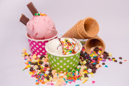 两个冰淇淋杯 · 免费素材图片